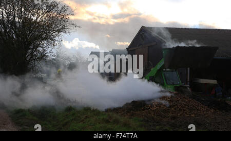 Fareham, Hampshire, UK. 25. November 2015. Feuer-Crews von Fareham, Gosport und Hightown wurden heute Nachmittag in einer Scheune-Farm in Brownwich Lane in Titchfield genannt. Hampshire Feuer und Rettung Service Watch Manager Ian Cambridge von Fareham sagte: "Wenn die erste Mannschaft besuchte die Scheune gut erleuchtet war." Er fuhr dann fort, loben die Bemühungen der teilnehmenden Mannschaften und die harte Arbeit, die sie setzen, um die Feuersbrunst zu zwei anderen angrenzenden Scheunen Ausbreitung zu stoppen. Ein Wasserträger hatte, aufgrund der begrenzten Wasserversorgung im Bereich aufgerufen werden. Bildnachweis: Uknip/Alamy Live-Nachrichten Stockfoto
