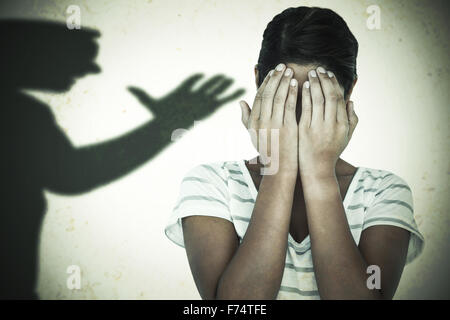 Zusammengesetztes Bild Nahaufnahme verärgert Frau bedeckte Gesicht mit Händen Stockfoto