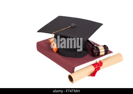 Graduation Hut mit Diplom, Richterhammer und Buch isoliert Stockfoto