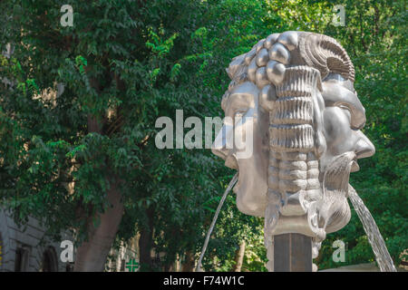 Janus-Brunnen am Eingang zum Café-gesäumten Boulevard der Viale XX Settembre in Triest, Italien. Stockfoto