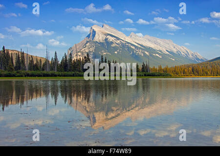 Mount Rundle spiegelt sich in den Vermilion Lakes, Banff Nationalpark, Alberta, kanadischen Rocky Mountains, Kanada Stockfoto