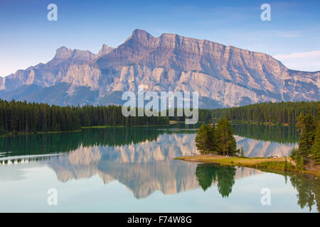 Mount Rundle und zwei Jack Lake, Banff Nationalpark, Alberta, Kanada, Kanada Stockfoto