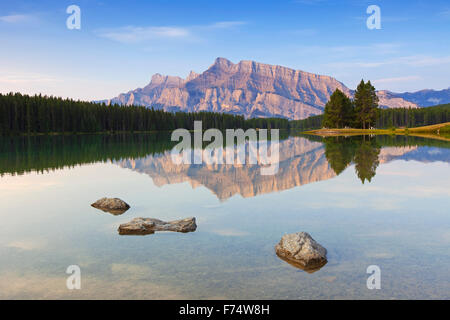 Mount Rundle und zwei Jack Lake, Banff Nationalpark, Alberta, Kanada, Kanada Stockfoto