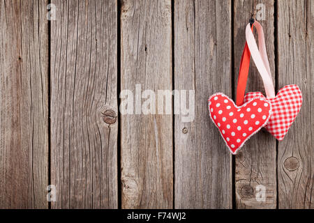 Zwei Valentinstag Herzen auf rustikalen Holzwand mit Textfreiraum Stockfoto