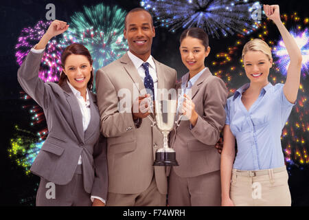 Zusammengesetztes Bild glücklich Business Teams hält eine Tasse Stockfoto