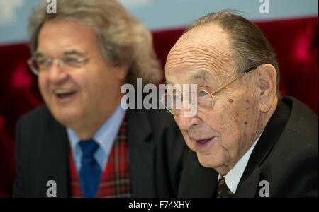 München, Deutschland. 25. November 2015. Kommen Sie ehemaliger deutscher Außenminister Hans-Dietrich Genscher (R) und Helmut Markwort, Herausgeber des "Fokus deutsche Nachrichten Magazin", zur Preisverleihung des Querdenker-Award in der BMW Welt in München, Deutschland, 25. November 2015. Genscher und Markwort präsentiert mit einen Ehrenpreis. Foto: SVEN HOPPE/Dpa/Alamy Live News Stockfoto