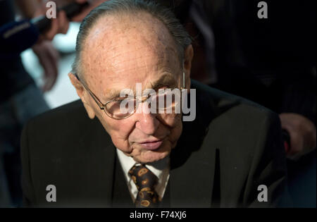 München, Deutschland. 25. November 2015. Ehemalige deutscher Außenminister Hans-Dietrich Genscher kommt zur Preisverleihung des Querdenker-Award in der BMW Welt in München, Deutschland, 25. November 2015. Genscher präsentiert mit einen Ehrenpreis. Foto: SVEN HOPPE/Dpa/Alamy Live News Stockfoto