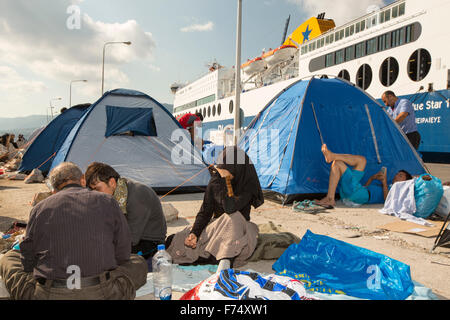 Syrische Migranten auf der Flucht vor dem Krieg und Flucht nach Europa, die auf der griechischen Insel Lesbos an der Nordküste am Efthalou gelandet zu sein. Bis zu 4.000 Migranten sind täglich landen auf der Insel und überwältigend die Behörden. Sie sind Traficked von illegalen türkischen Menschenhändler, die bis zu 2.000 $ pro Person für eine halbe Stunde Fahrt in einem überfüllten aufblasbare Boot vom türkischen Festland nach Lesbos zu berechnen. Stockfoto