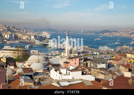 Rustem Pasa Moschee mit Galata und Bosporus-Brücke in der Nähe von Golden Horn Hintergrundansicht in Eminönü Istanbul Stockfoto