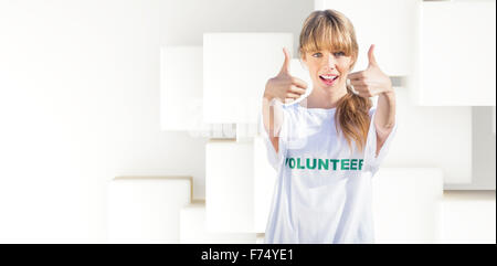 Zusammengesetztes Bild der natürliche Blondine trägt eine Freiwilligenarbeit-t-Shirt Daumen aufgeben Stockfoto