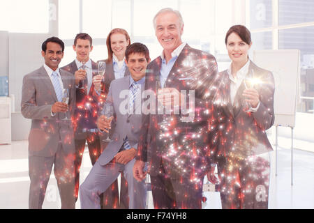 Zusammengesetztes Bild von Geschäftsleuten Toasten mit Champagner Stockfoto