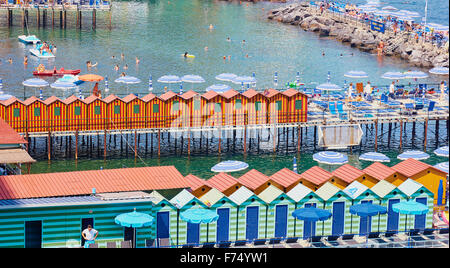 Gestreifte Strandhütten auf Pfeilern im Tyrrhenischen Meer Amalfi Küste Salerno Kampanien Italien Europa Stockfoto