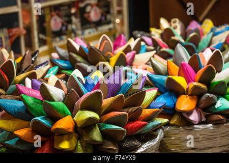 Traditionelle marokkanische Schuhe im Souk Medina von Marrakesch Stockfoto