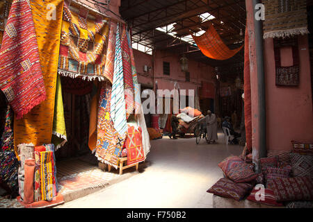 Marrakesch-Teppich-Souk in weiches Licht, Marokko Stockfoto