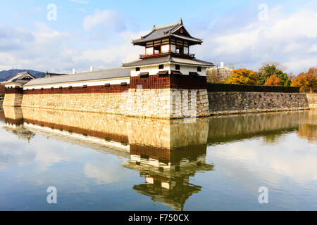 Japan, Hiroshima Castle. Tagesansicht der äußeren rekonstruierte Wand mit Taiko Ecke yagura, Revolver, und ihre Reflexion in den Burggraben. Stockfoto