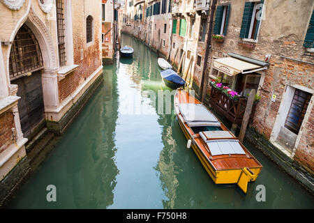 Blick auf den Rio di San Cassiano Kanal mit Booten und bunten Fassaden der alten mittelalterlichen Häuser in Venedig Italien Stockfoto