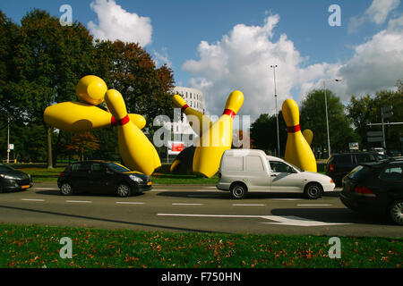 EINDHOVEN, Niederlande - 17. Oktober 2009: Bowling Strike Skulptur in einem öffentlichen Park neben der Straße, in die Stadt Eindhoven Stockfoto