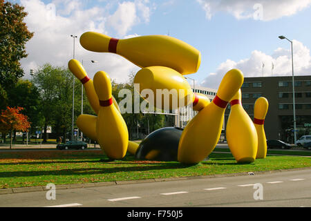 Bowling strike Skulptur in einem öffentlichen Park neben der Straße, in der Innenstadt von Eindhoven Stockfoto