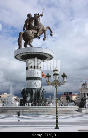 Der Krieger auf einem Pferd Statue und einem Brunnen in Skopje, Mazedonien Stockfoto