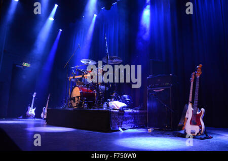 Bühne für die Band von Freunden mit Marcel Scherpenzeel, Gerry McAvoy und Ted McKenna bereit Stockfoto