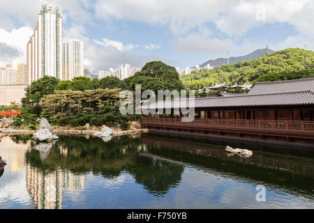 Teich und traditionellen hölzernen Teehaus in den Nan Lian Garden in Hong Kong, China. Stockfoto