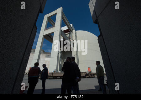 Biblis, Deutschland. 21. Sep, 2015. Datei - stehen auf dem Gelände des Kernkraftwerks Biblis in Biblis, Deutschland, 21. September 2015 Besucher vor Block B. Foto: BORIS ROESSLER/Dpa/Alamy Live News Stockfoto