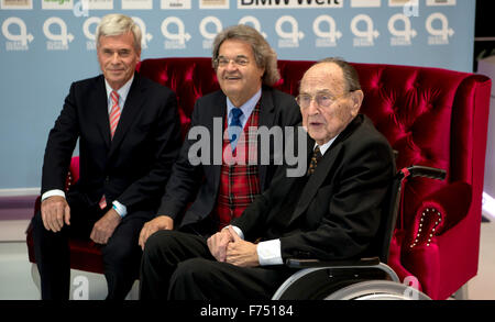 München, Deutschland. 25. November 2015. Unternehmer Michael Otto (L-R), Helmut Markwort, Herausgeber des "Fokus deutsche Nachrichten Magazin", und der ehemalige deutsche Außenminister Hans-Dietrich Genscher kommen zur Preisverleihung des Querdenker-Award in der BMW Welt in München, Deutschland, 25. November 2015. Otto, Genscher und Markwort wird mit einen Ehrenpreis vorgelegt werden. Foto: SVEN HOPPE/Dpa/Alamy Live News Stockfoto