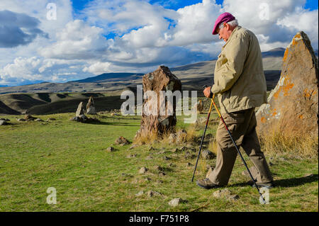 Mann zu Fuß rund um Karahunj Ort in Armenien Stockfoto
