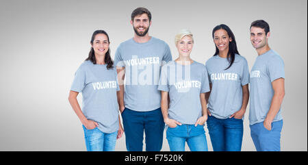 Zusammengesetztes Bild freiwillige Freunde lächelnd in die Kamera Stockfoto