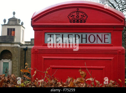 Kuppeldach der klassischen Telefonzelle sagte inspirieren von Dach des Mausoleums am Dulwich Picture Gallery (L), Süd-London Stockfoto