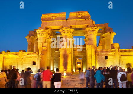 Ägypten - Tempel von Sobek, Kom Ombo, ein Krokodil-Tempel bei Nacht Stockfoto