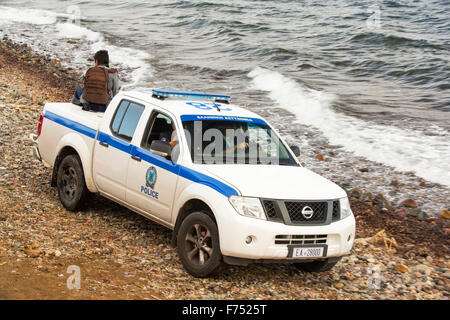 Ein behinderter syrische Migrant, Kriegsende floh und floh nach Europa, Landung auf der griechischen Insel Lesbos an der Nordküste am Efthalou, ist von der griechischen Polizei geholfen. Bis zu 4.000 Migranten sind täglich landen auf der Insel und überwältigend die Behörden. Sie sind Traficked von illegalen türkischen Menschenhändler, die bis zu 2.000 $ pro Person für eine halbe Stunde Fahrt in einem überfüllten aufblasbare Boot vom türkischen Festland nach Lesbos zu berechnen. Stockfoto