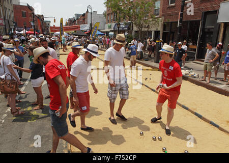 Eine Menge von überwiegend Französisch sprechenden Brooklyn Bewohner spielen Boule auf Smith Street in Brooklyn Stockfoto