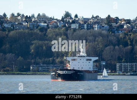 Seattle, Washington, USA. 21. November 2015. Gallia Graeca, eine 39.000 plus Tonne Schüttgut Frachtfluggesellschaft, Arm an Wasser, geladen und in Seattles Elliot Bay vor Anker liegt. © David Bro/ZUMA Draht/Alamy Live-Nachrichten Stockfoto