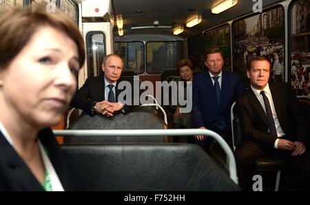 Jekaterinburg, Russland. 25. November 2015. Tatyana Yumasheva, links, Tochter des ehemaligen Präsidenten Boris Yeltsin und Direktor der Stiftung Boris Yeltsin gibt einen Überblick zum russischen Präsidenten Vladimir Putin, Premierminister Dmitry Medvedev, rechts, Chef des Stabes des Presidential Executive Office Sergei Ivanov und Naina Yeltsina Center, im Musée Boris Jelzin 25. November 2015 in Jekaterinburg, Russland. Die Ausstellung "Sieben Tage, dass geändert Russia" geht es um den Übergang vom Kommunismus zur Demokratie unter der Leitung von Präsident Boris Yeltsin. Stockfoto