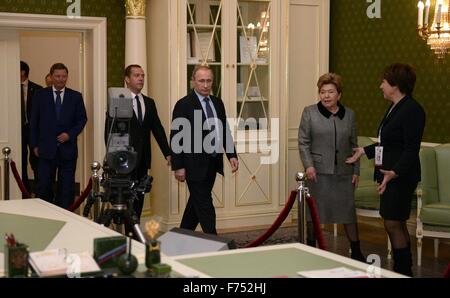 Jekaterinburg, Russland. 25. November 2015. Tatyana Yumasheva, Tochter des ehemaligen Präsidenten Boris Yeltsin und Direktor der Stiftung Boris Yeltsin gibt eine Tour zum russischen Präsidenten Vladimir Putin, Premierminister Dmitry Medvedev, links, und ihre Mutter Naina Yeltsina, Mitte rechts, im Musée Boris Jelzin 25. November 2015 in Jekaterinburg, Russland. Die Ausstellung "Sieben Tage, dass geändert Russia" geht es um den Übergang vom Kommunismus zur Demokratie unter der Leitung von Präsident Boris Yeltsin. Stockfoto