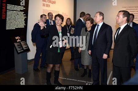 Jekaterinburg, Russland. 25. November 2015. Tatyana Yumasheva, Tochter des ehemaligen Präsidenten Boris Yeltsin und Direktor der Stiftung Boris Yeltsin gibt einen Überblick der russische Präsident Vladimir Putin, Premierminister Dmitry Medvedev, rechts, und Naina Yeltsina, Center, an der Boris Jelzin Museum 25. November 2015 in Jekaterinburg, Russland. Die Ausstellung "Sieben Tage, dass geändert Russia" geht es um den Übergang vom Kommunismus zur Demokratie unter der Leitung von Präsident Boris Yeltsin. Stockfoto