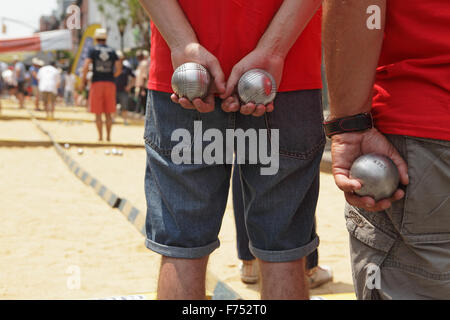 Eine Menschenmenge vor allem Französisch sprechenden Brooklyn Bewohner spielen Boule auf Smith Street in Brooklyn - Nahaufnahme von Händen mit Stahlkugeln Stockfoto