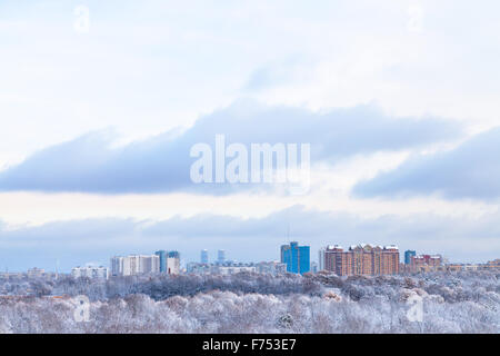 blaue Wolken über den städtischen Park und Stadt in der Wintersaison Stockfoto