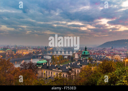 Prag und Vltava (Moldau) von Hügel Letná - romantische anzeigen nach nebligen Sonnenuntergang - europäische Hauptstadt der böhmischen Tschechien Stockfoto