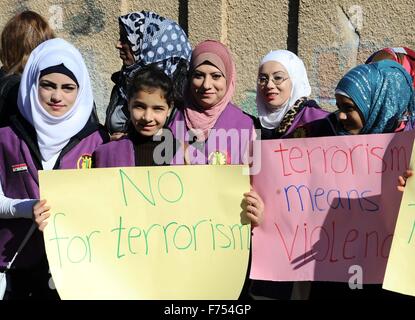 Damaskus. 25. November 2015. Syrischen Frauen nehmen Teil an einer Demonstration anlässlich des internationalen Tages für die Beseitigung von Gewalt gegen Frauen in Damaskus, die Hauptstadt Syriens, auf Nov.25, 2015. © Ammar/Xinhua/Alamy Live-Nachrichten Stockfoto