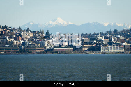 Seattle, Washington, USA. 21. November 2015. Downtown Seattle und Umgebung in diesem Blick ersichtlich, Osten der Kaskaden-Gebirge umfasst. In das Foto, das Nord-Gegend von Seattle und Uferpromenade wie in dieser Ansicht von an Bord einer Washington State Ferry, ihren Weg über Elliott Bay, einschließlich einer Ansicht des Glacier Peak in der Cascade Mountain Range in der Ferne Ferne gesehen. © David Bro/ZUMA Draht/Alamy Live-Nachrichten Stockfoto