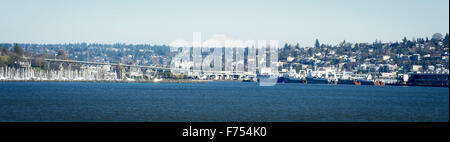 Seattle, Washington, USA. 21. November 2015. Downtown Seattle und Umgebung in diesem Blick ersichtlich, Osten der Kaskaden-Gebirge umfasst. Auf dem Foto, im Norden Seattle und Wasser wie in diesem Panorama Blick vom an Bord einer Washington State Ferry, ihren Weg über Elliott Bay mit Blick auf Mt. Baker in der Ferne Ferne. © David Bro/ZUMA Draht/Alamy Live-Nachrichten Stockfoto