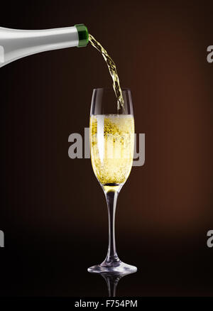 Zusammengesetztes Bild der Champagner in Strömen Stockfoto