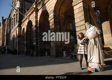 Lebende Statuen auf der Royal Mile in Edinburgh, Schottland. Stockfoto