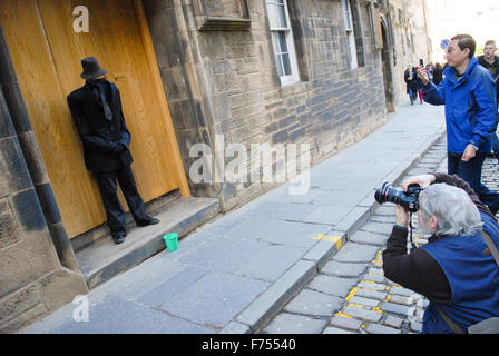 Lebende Statuen auf der Royal Mile in Edinburgh, Schottland. Stockfoto