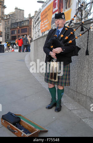 Mann spielt Dudelsack in Edinburgh, Schottland. Stockfoto