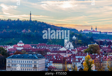 Panorama von Prag mit roten Dächern von oben Sommertag in der Abenddämmerung, Tschechische Republik Stockfoto