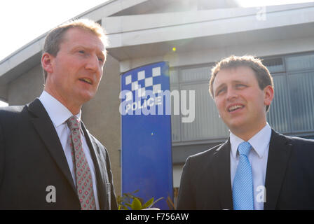 Tavish Scott MSP, Anführer der schottischen Liberaldemokraten, Kampagnen mit John Schlitten auf einer Polizeiwache in Aberdeen, Schottland. Stockfoto