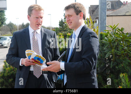 Tavish Scott MSP, Anführer der schottischen Liberaldemokraten, Kampagnen mit John Schlitten auf einer Polizeiwache in Aberdeen, Schottland. Stockfoto